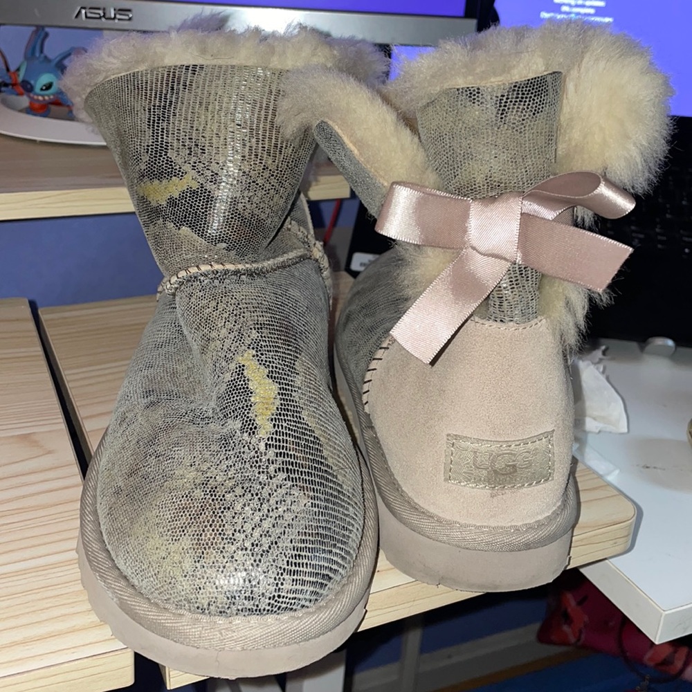 Ugg Bailey Bows short tan snakeskin like new!